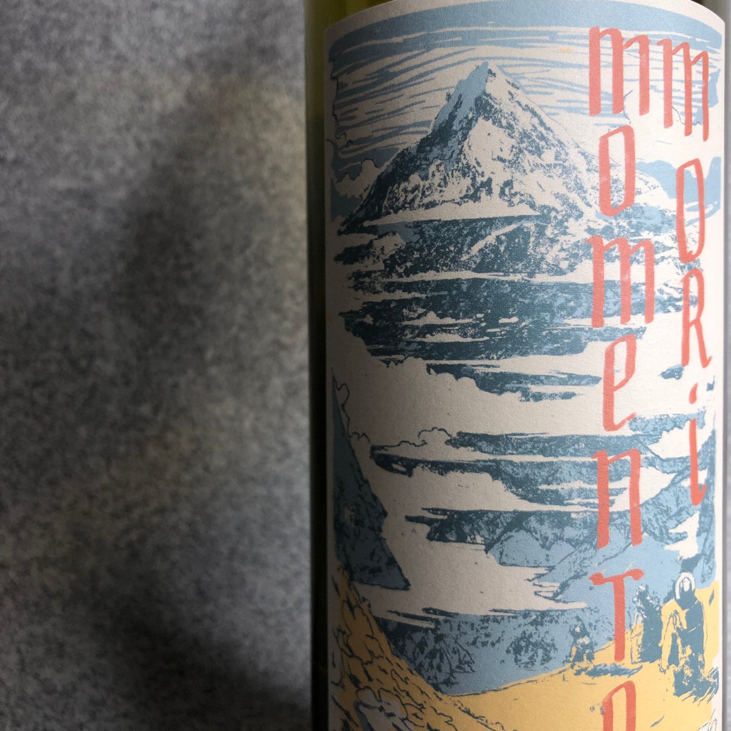 ステアリング・アット・ザ・サン 2021 / モメントモリ・ワインズ